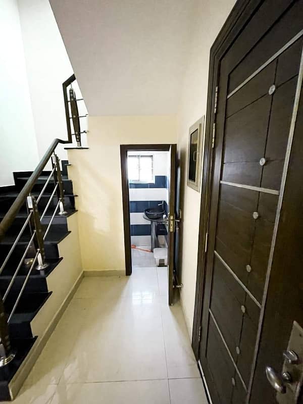 10 Marla Used House For Sale In Bahria Town Lahore 16