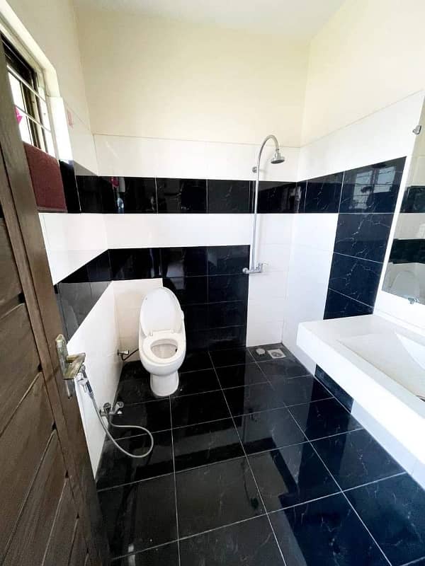 10 Marla Used House For Sale In Bahria Town Lahore 25