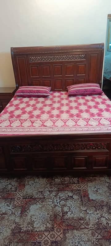 selling king size wood bed set 3