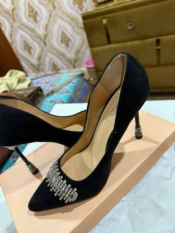 brand insignia black heel 1