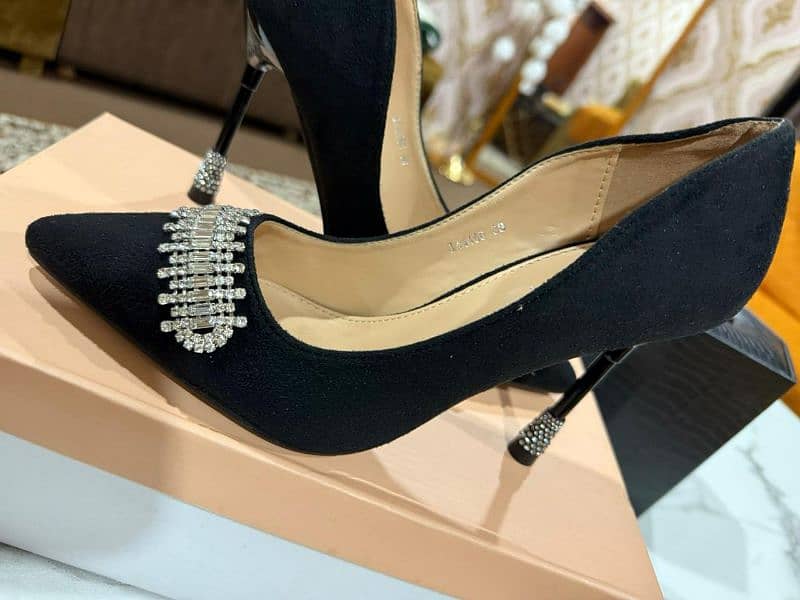 brand insignia black heel 3