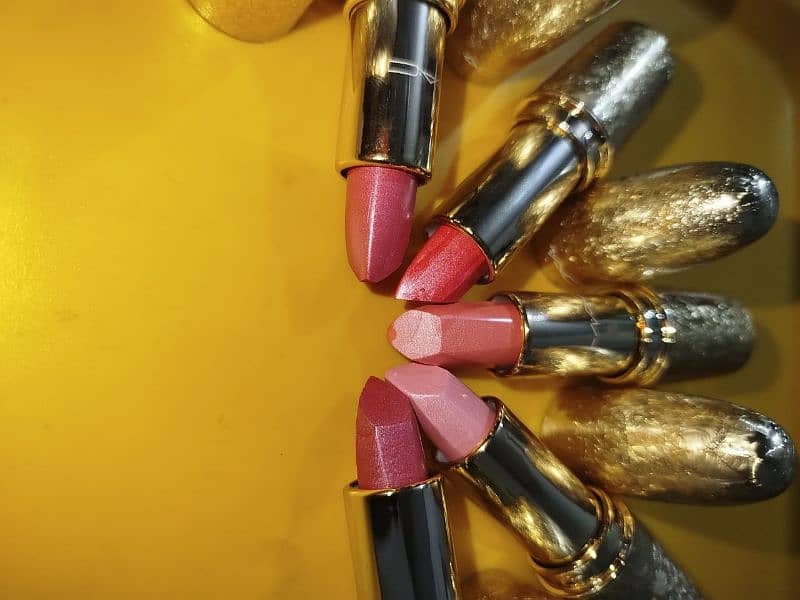 lipstick and lip gloss cool color for all Pakistan girls 1