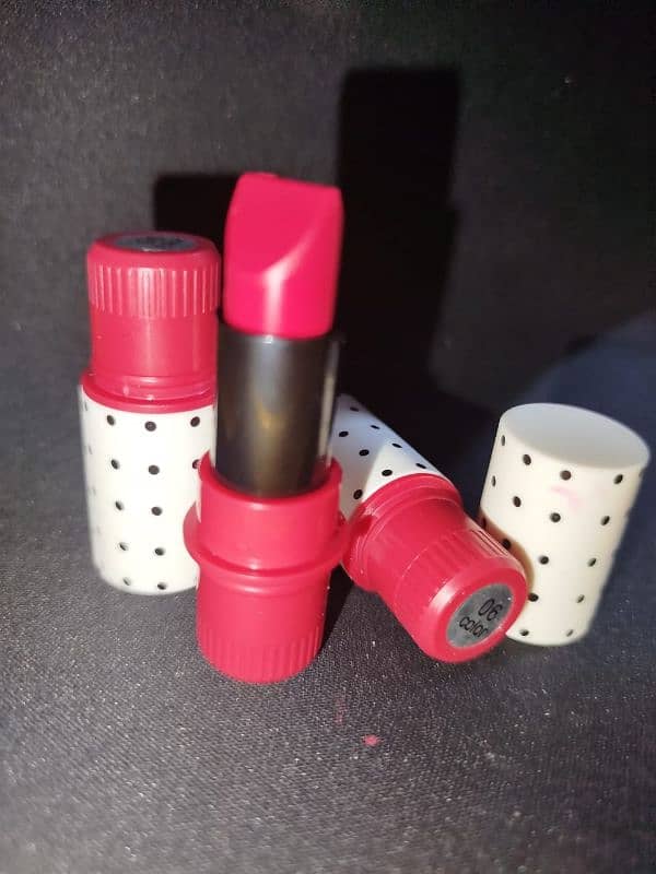 lipstick and lip gloss cool color for all Pakistan girls 13