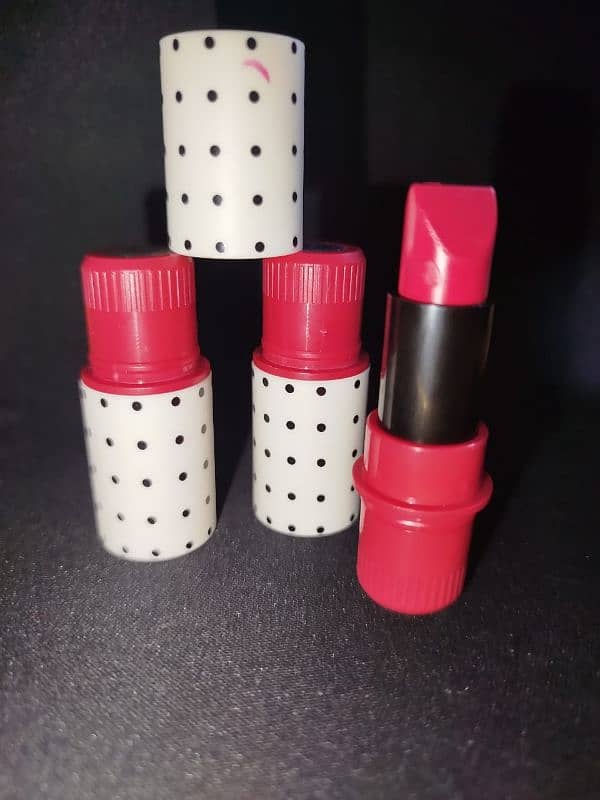 lipstick and lip gloss cool color for all Pakistan girls 14