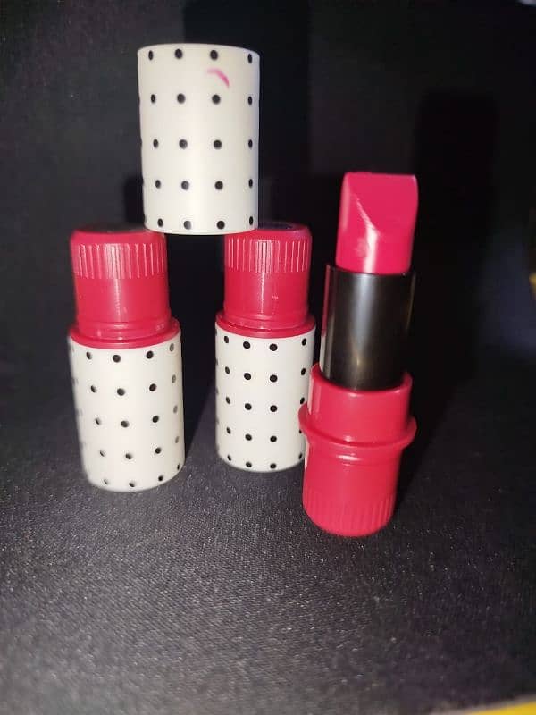 lipstick and lip gloss cool color for all Pakistan girls 15