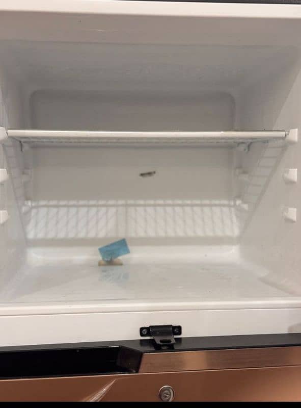 Dawlance Refrigerator Medium size 4