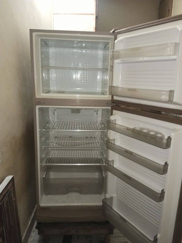 refrigerator acche condition mein air bilkul saf hy no repairing 1