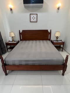 KING SIZE BED + 2 SIDE TABLES / LAMPS