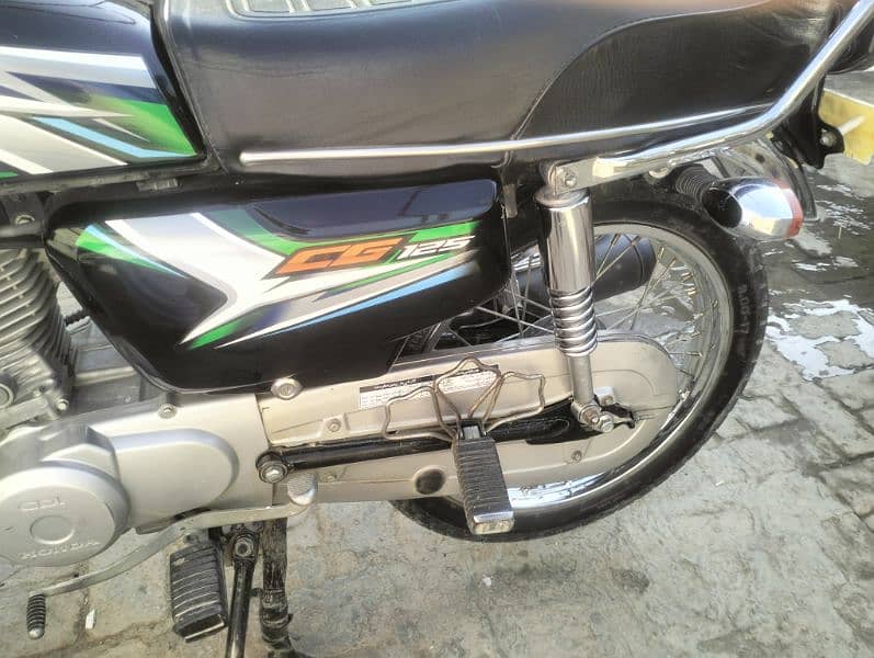 Honda 125 available in lush condition 7