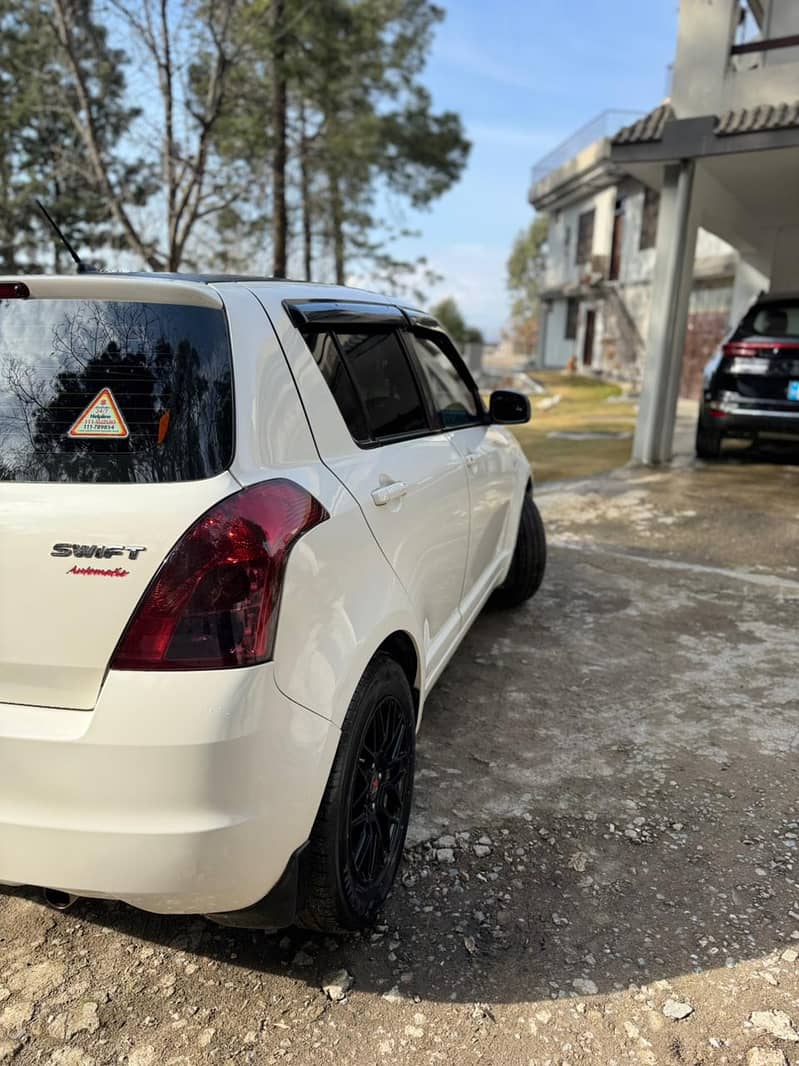 Suzuki Swift DLX Automatic 1.3 Navigation 2018 3