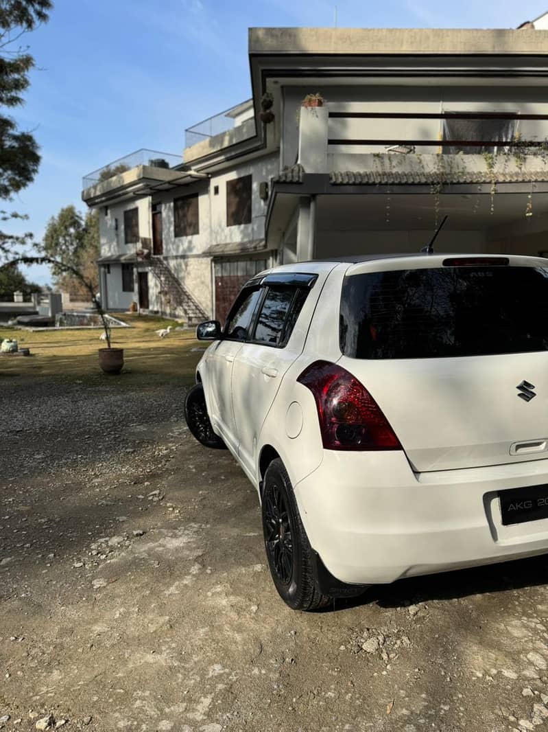 Suzuki Swift DLX Automatic 1.3 Navigation 2018 4