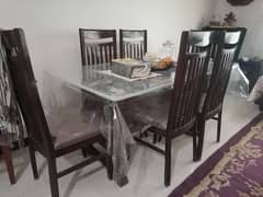 Dining table for sale in Very Good Condition