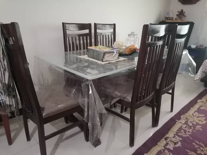 Dining table for sale in Very Good Condition 0