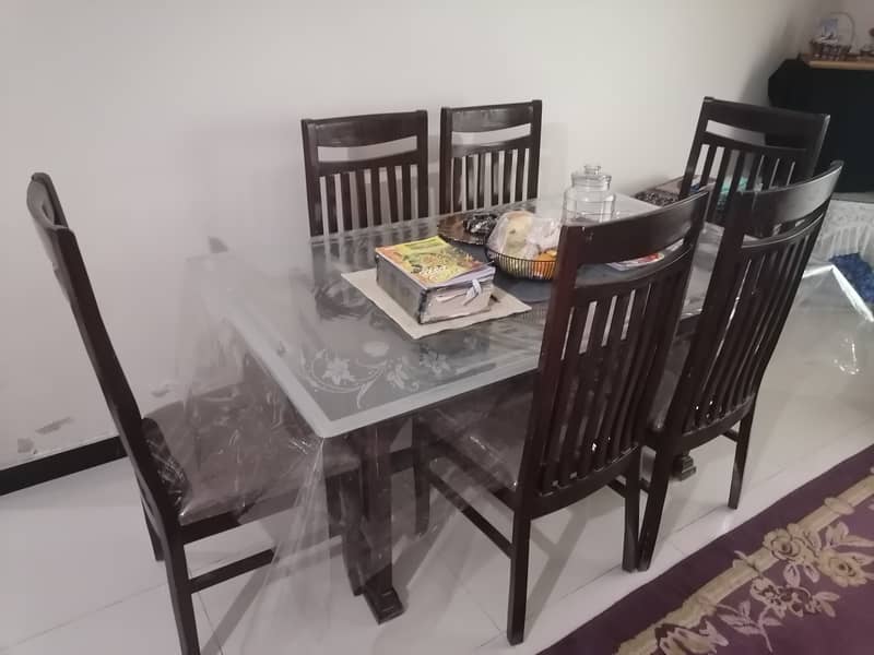 Dining table for sale in Very Good Condition 1