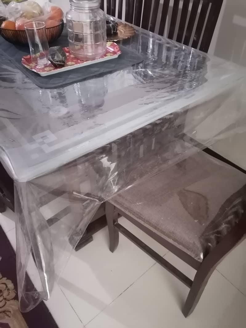 Dining table for sale in Very Good Condition 2