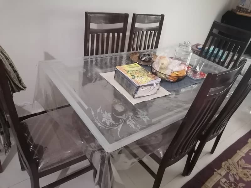 Dining table for sale in Very Good Condition 8