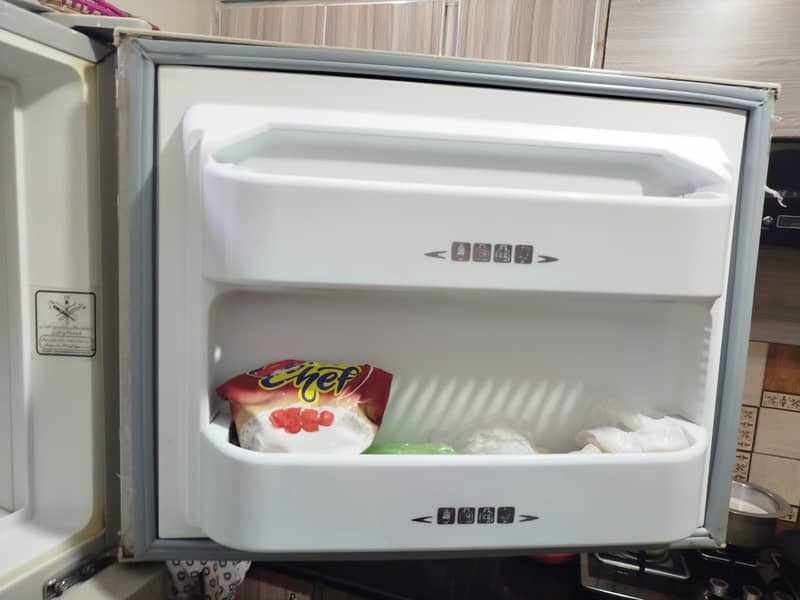 Dawlance Refrigerator / Fridge 5