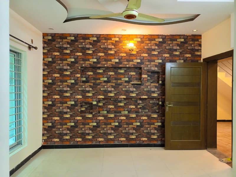 Bahria town phase 8, Ali block 7 Marla full house available for rent gas installed 17