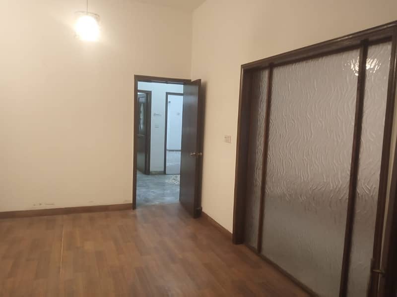 01 KANAL BEAUTIFULL BUNGALOW AVAILABLE FOR RENT AT VERY HOT LOCATION 0