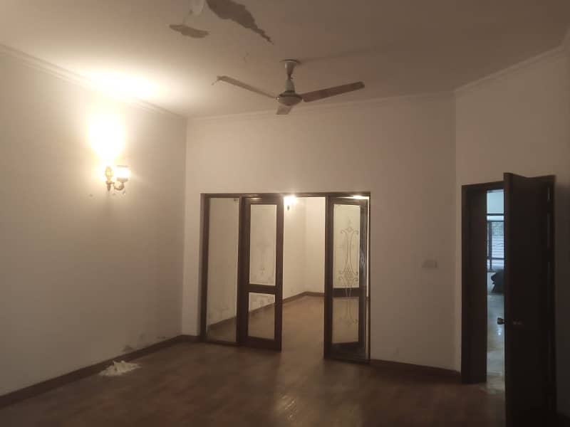 01 KANAL BEAUTIFULL BUNGALOW AVAILABLE FOR RENT AT VERY HOT LOCATION 1