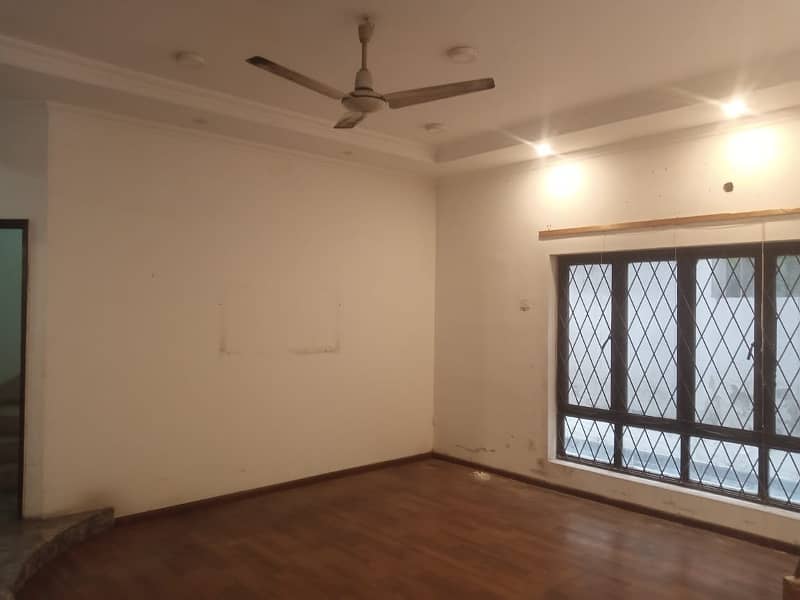 01 KANAL BEAUTIFULL BUNGALOW AVAILABLE FOR RENT AT VERY HOT LOCATION 2