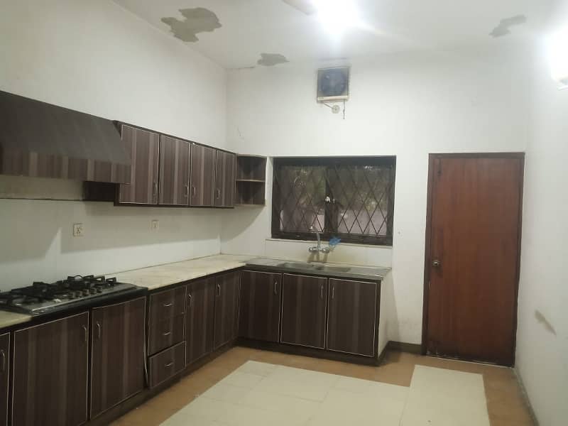 01 KANAL BEAUTIFULL BUNGALOW AVAILABLE FOR RENT AT VERY HOT LOCATION 3