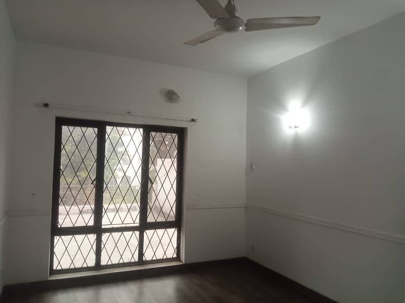 01 KANAL BEAUTIFULL BUNGALOW AVAILABLE FOR RENT AT VERY HOT LOCATION 11