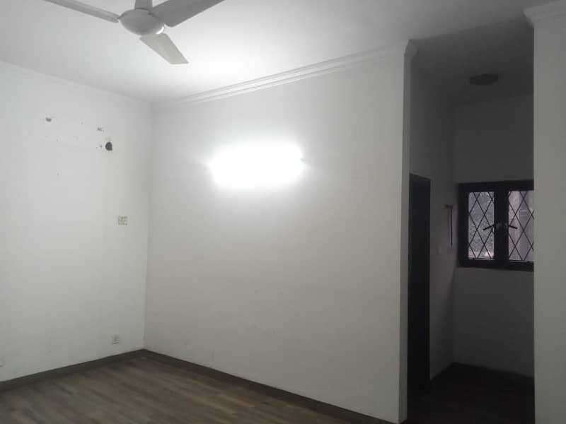 01 KANAL BEAUTIFULL BUNGALOW AVAILABLE FOR RENT AT VERY HOT LOCATION 13