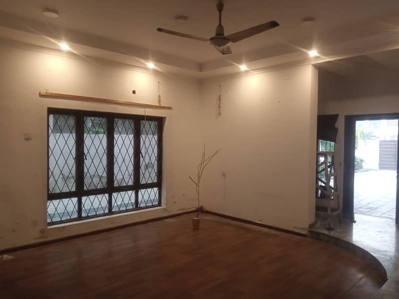 01 KANAL BEAUTIFULL BUNGALOW AVAILABLE FOR RENT AT VERY HOT LOCATION 17