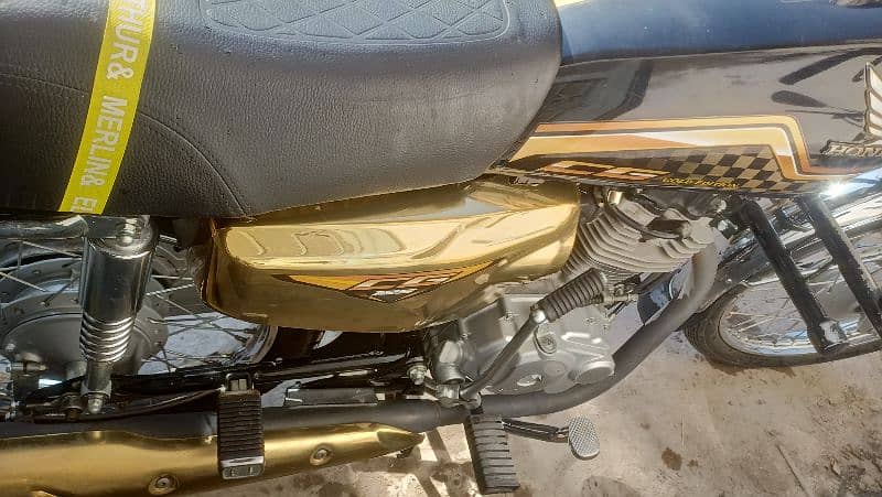 honda 125 special addition black gold 3