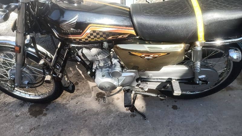 honda 125 special addition black gold 6