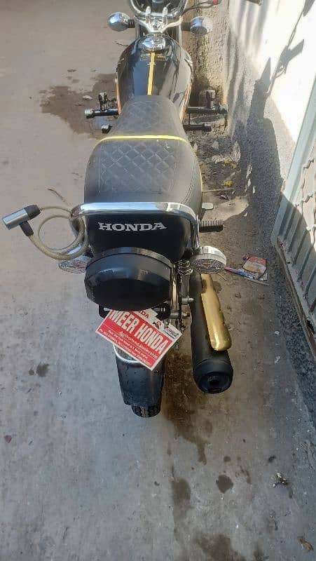 honda 125 special addition black gold 8