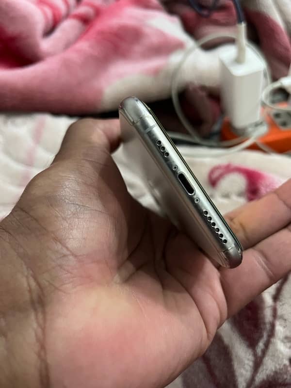 iphone 11pro silver color dual sim pta approved. . 256gb. btry on service 3