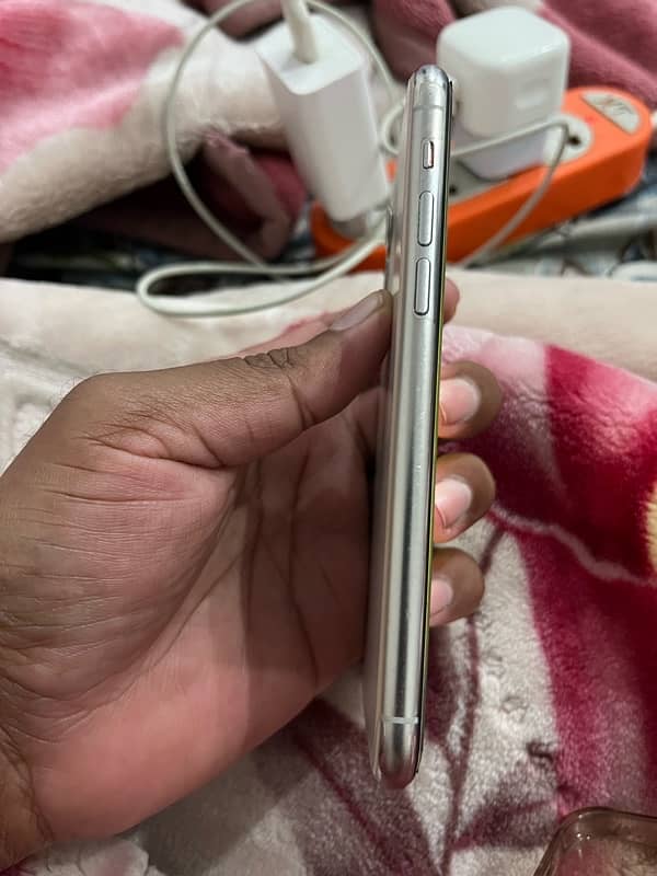 iphone 11pro silver color dual sim pta approved. . 256gb. btry on service 4