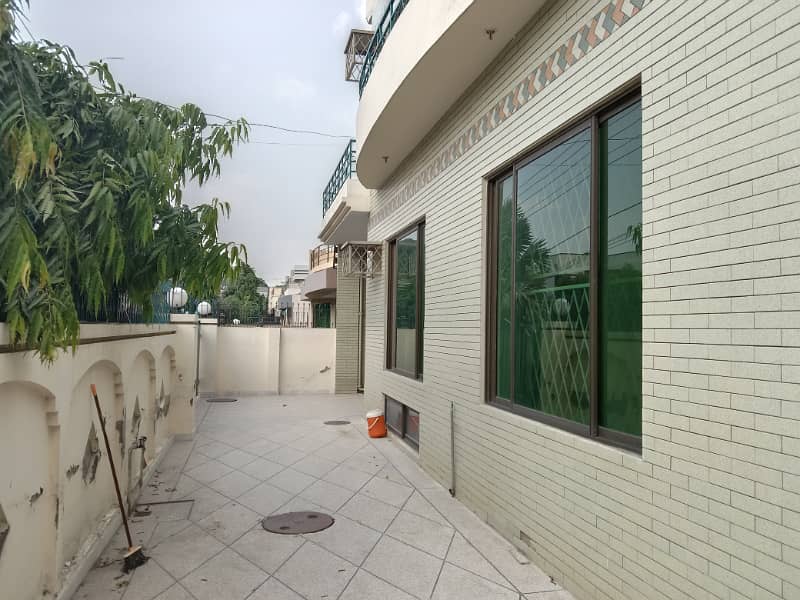 10 Marla Beautiful House For Rent 0