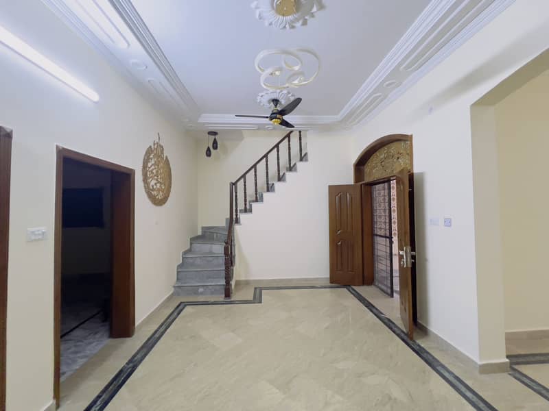 Prime 5 Marla Family Home in Johar Town - Close to All Amenities Emporium Mall 6