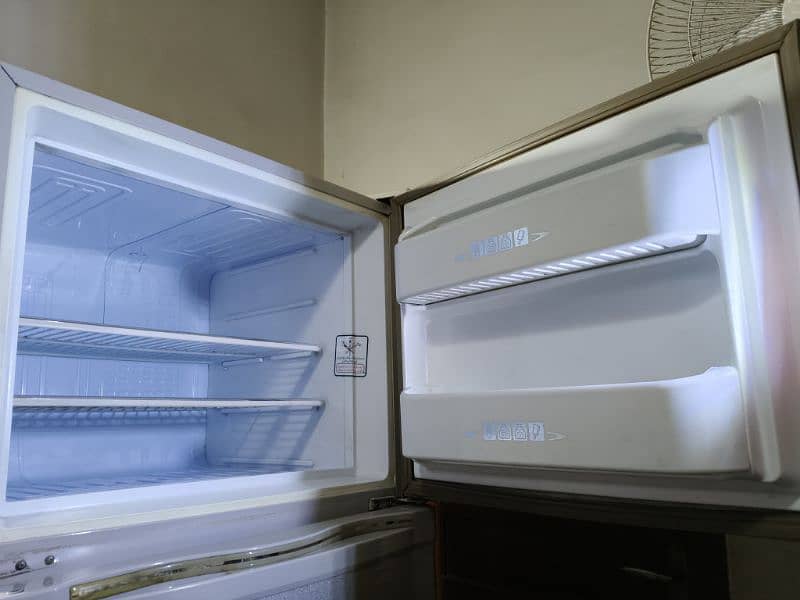 Dawlance Fridge in Good Condition 2