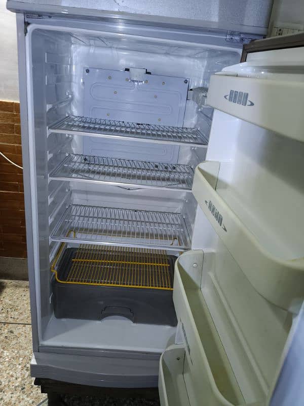 Dawlance Fridge in Good Condition 3