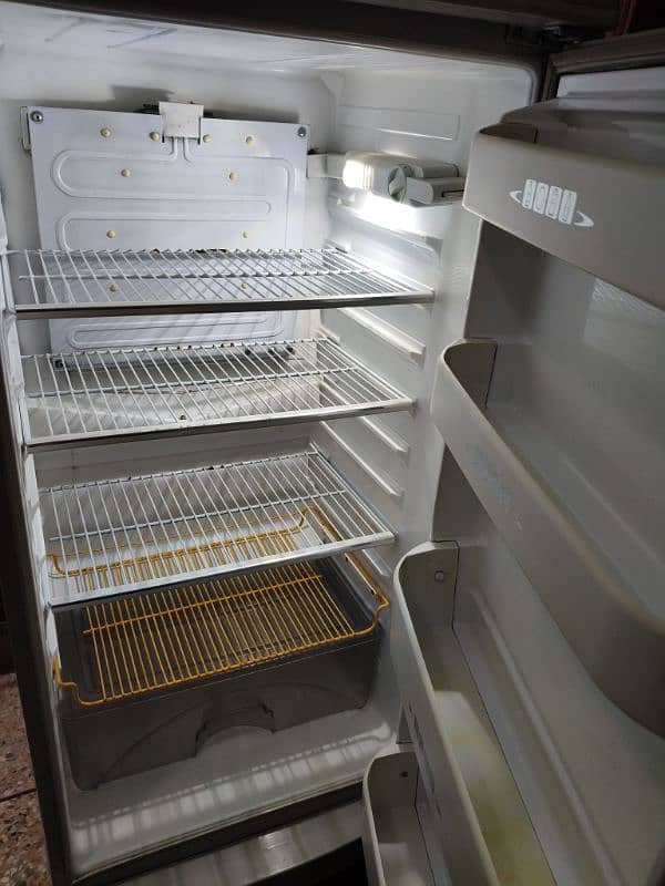 Dawlance Fridge in Good Condition 4