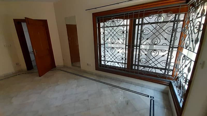 DHA Phase 3, 02 Kanal, 07 Bed, Luxurious House For Rent. 5