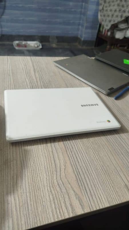 Samsung chromebook white color 1