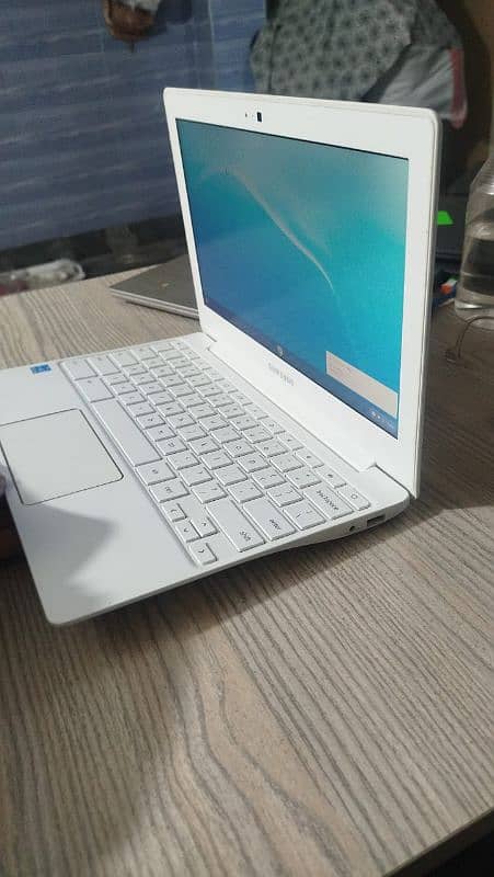 Samsung chromebook white color 3