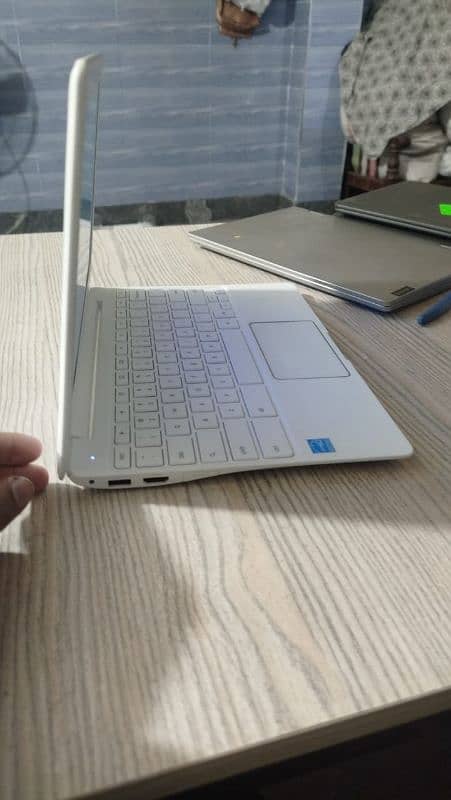 Samsung chromebook white color 4