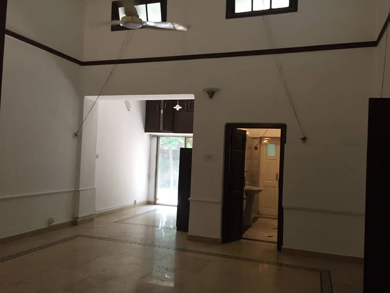 1.5 KANAL FULL HOUSE FOR RENT IN MAIN CANTT 16