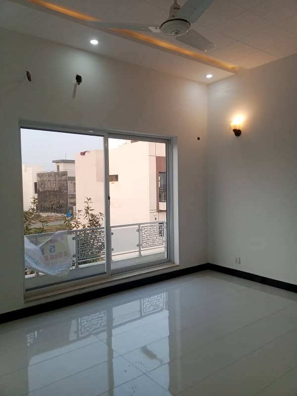 5 BEDROOMS HOUSE WITH BESMENT IN DHA 9 TOWN 21