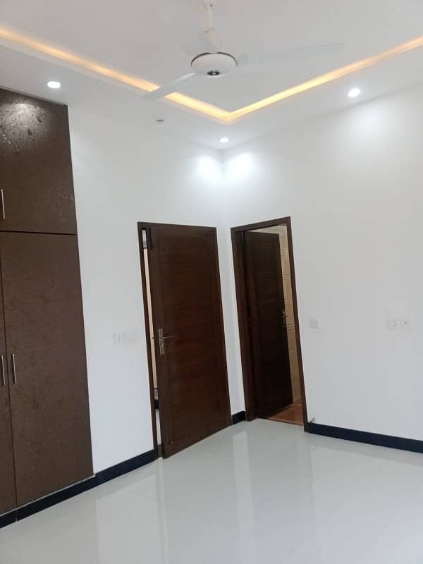 5 BEDROOMS HOUSE WITH BESMENT IN DHA 9 TOWN 22