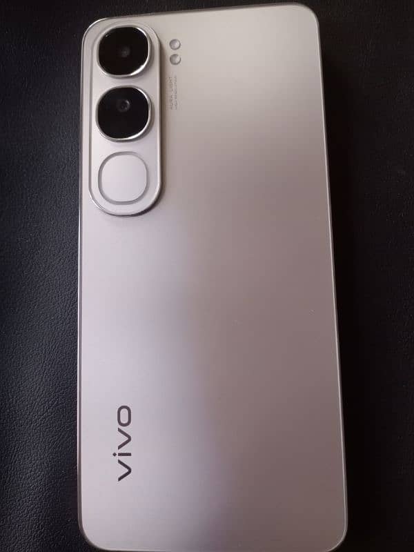 Vivo (Y200) 8/256GB Just 3 days used and 1year officially warranty 0