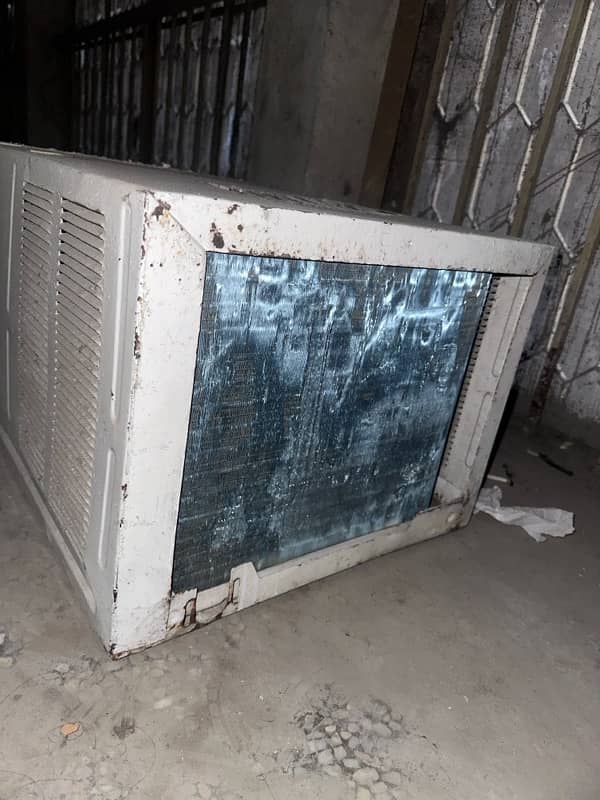 Fully functional . 75 ton window AC 2