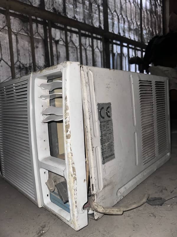 Fully functional . 75 ton window AC 4