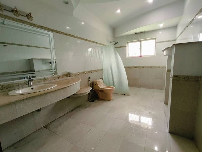 4 Kanal Exceptional Fully Furnished House!! Daily Rent 150K. 19